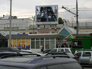 Videoclip durch Dana Sperry auf LED-Bildschirm in Moskau
