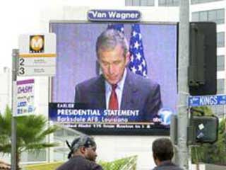 Die Ansprache des US Präsident auf einem Outdoor-Bildschirm in Los Angeles