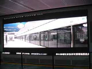 Informierender Bildschirm in der Shenzhen-Metro