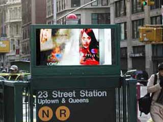 Outdoor-Bildschirm am Eingang zur NY Metrostation