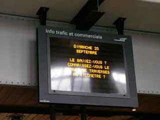 Informierende Outdoor-Bildschirme auf Paris-Straßen