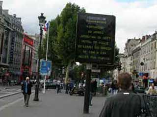 Informierender Outdoor-Bildschirm auf Paris-Straße