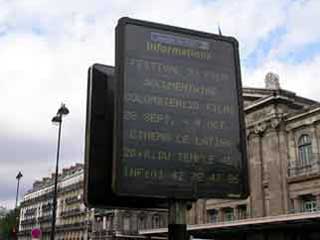 Informierender Outdoor-Bildschirm auf Paris-Straße