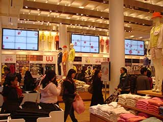 Uniqlo Digital Signage umgibt vollständig die Abnehmer
